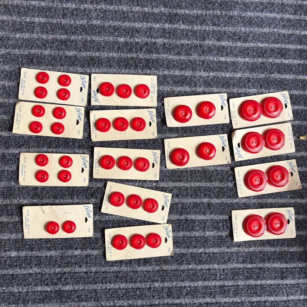 La Vogue Red collectible Buttons Vintage #7032 - Picture 2 of 4